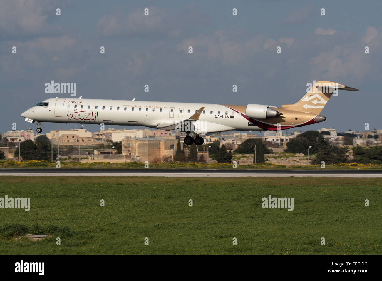 Compagnie aeree libico Bombardier CRJ900 aereo di linea con la post-rivoluzionaria bandiera libica in arrivo a Malta Foto Stock