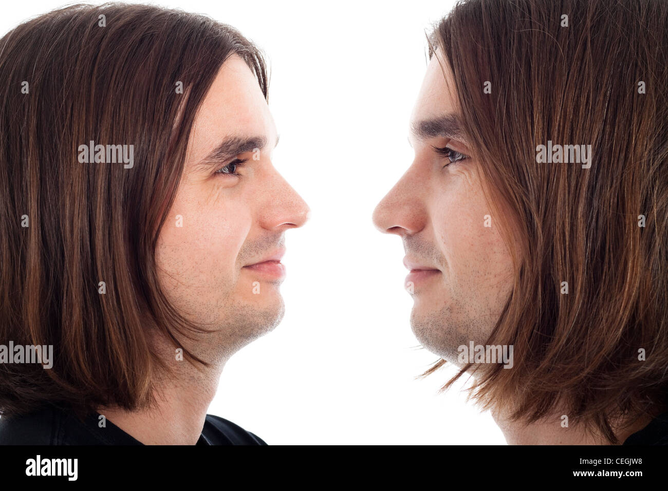 Profili dei giovani dai capelli lunghi uomo folle sorriso faccia rilassata, isolato su sfondo bianco. Foto Stock