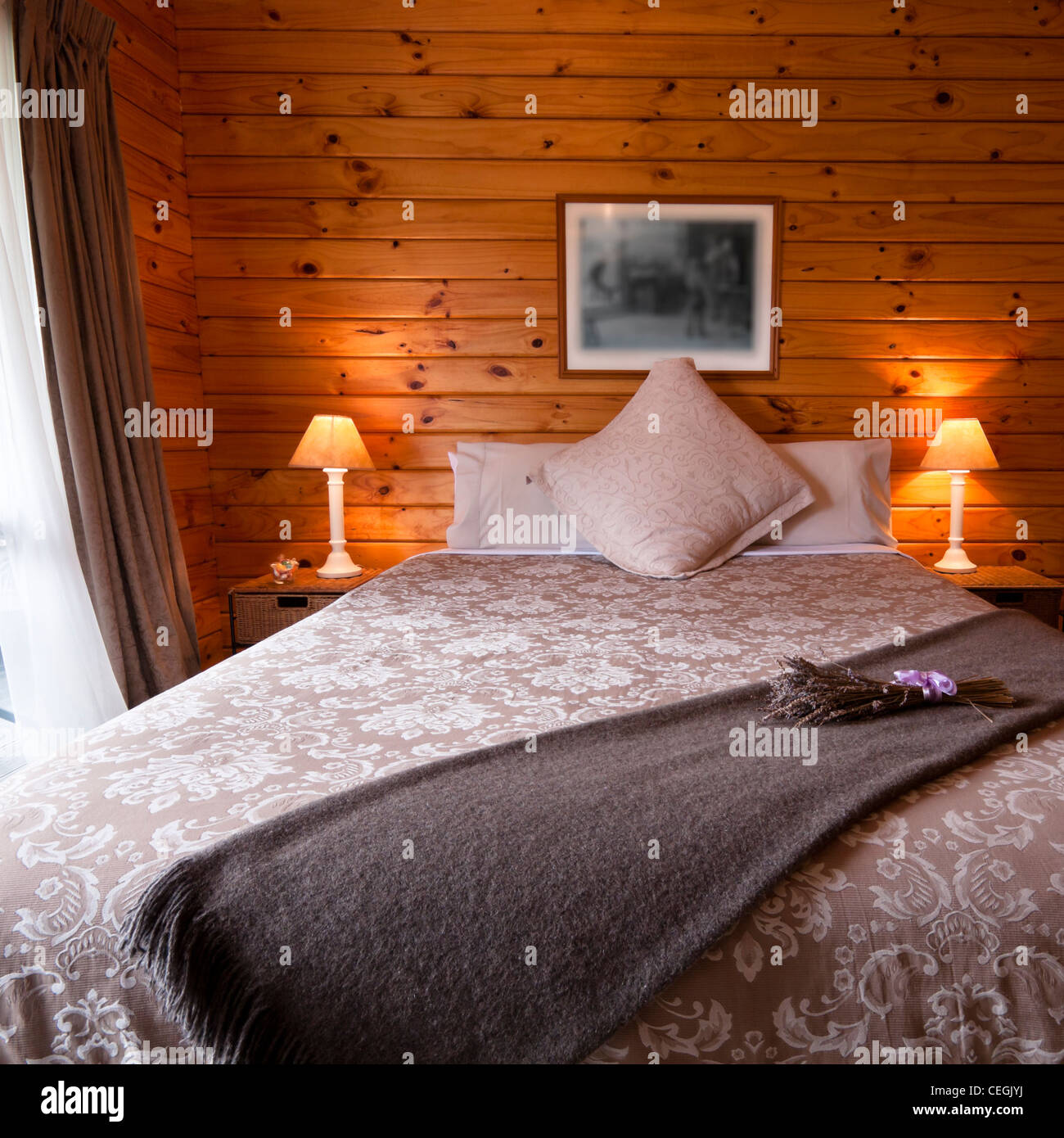 Dettaglio del mountain lodge in legno camera da letto. Fox Glacier Lodge, Fox Glacier, Costa Ovest, South Island, in Nuova Zelanda. Foto Stock