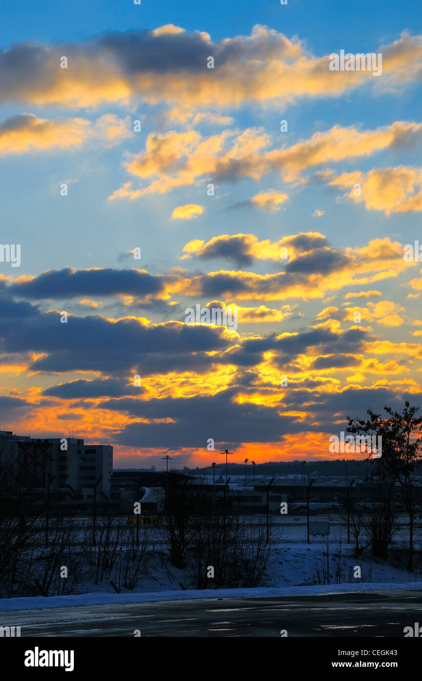 Tramonto all'aeroporto Zuerich-Kloten, Zuerich, Svizzera. Foto Stock