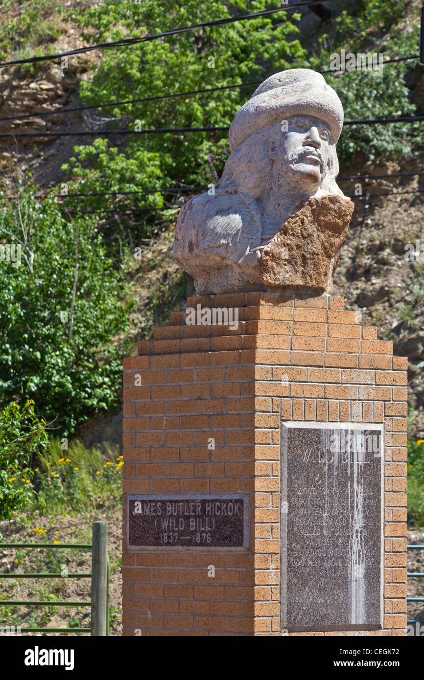 Città di Deadwood Black Hills una statua di James Butler Hickok Wild Bill Hickok South Dakota SD immagini immagini foto formato verticale in USA US hi-res Foto Stock