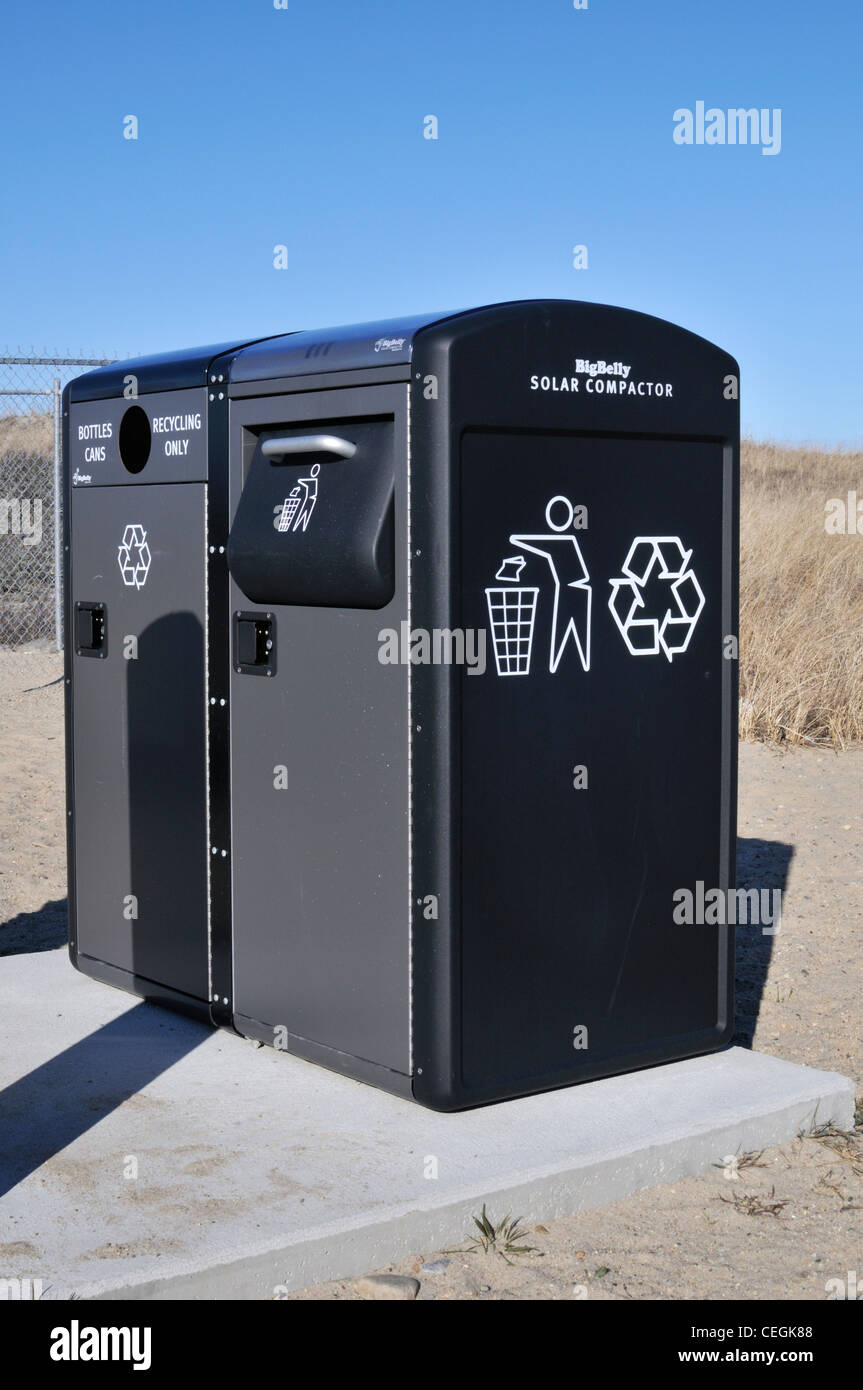 Alimentato con energia solare riciclaggio compattatore di rifiuti al di fuori a beach STATI UNITI D'AMERICA. Foto Stock