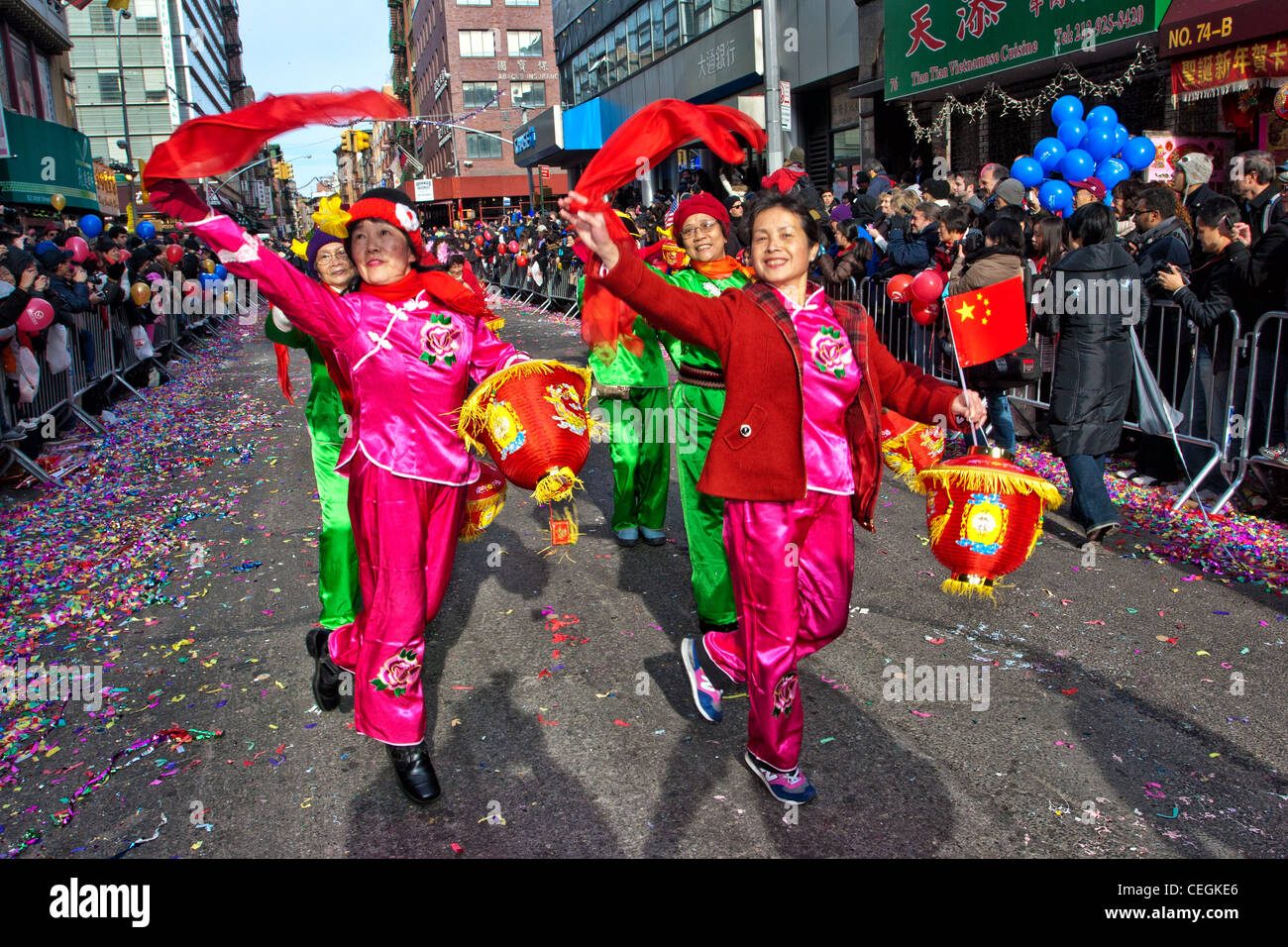 Cino-americano femmina ballerini in costume tradizionale nel 2012 capodanno nuovo anno lunare Parade nella città di New York Chinatown Foto Stock