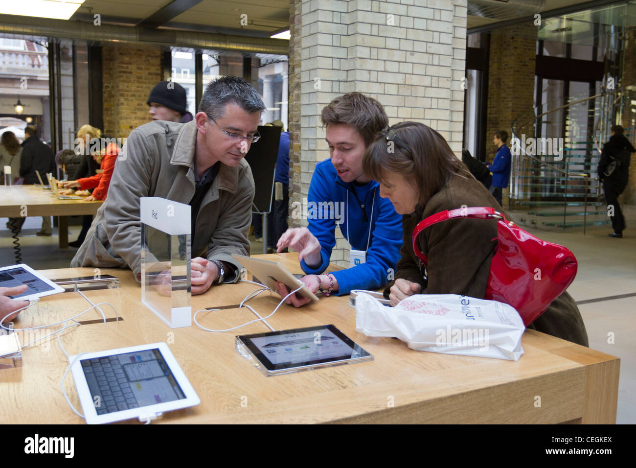 Genius dimostrare l'ipad 2 - Apple Store - Covent Garden - Londra Foto Stock