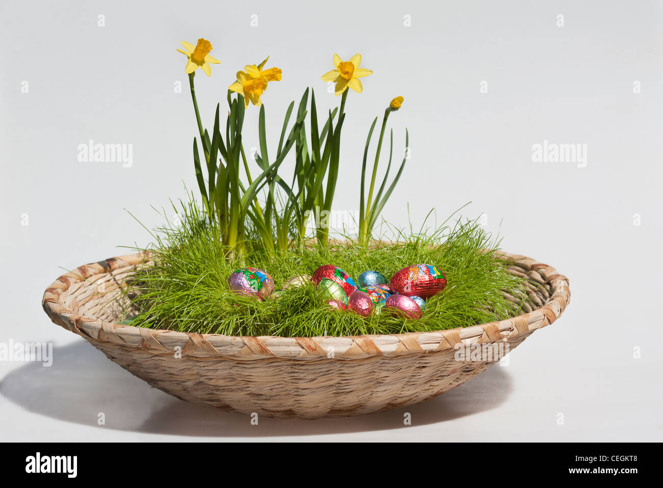 Buona Pasqua le uova di caramelle al cioccolato incartate immagini foto isolate ritagliate in vendita su alamy orizzontali negli USA US ad alta risoluzione Foto Stock