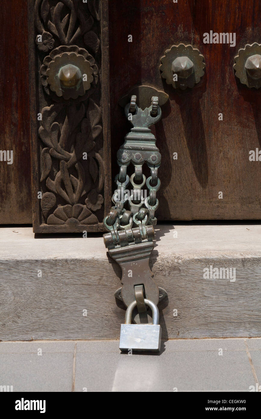 Serratura della porta in stile di Zanzibar. Foto Stock