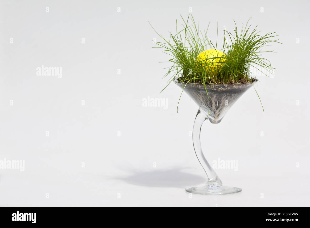 Buona Pasqua con un uovo dipinto di giallo sull'erba verde ritagliato Cutout isolato immagini foto vendita per su alamy orizzontale in USA US ad alta risoluzione Foto Stock