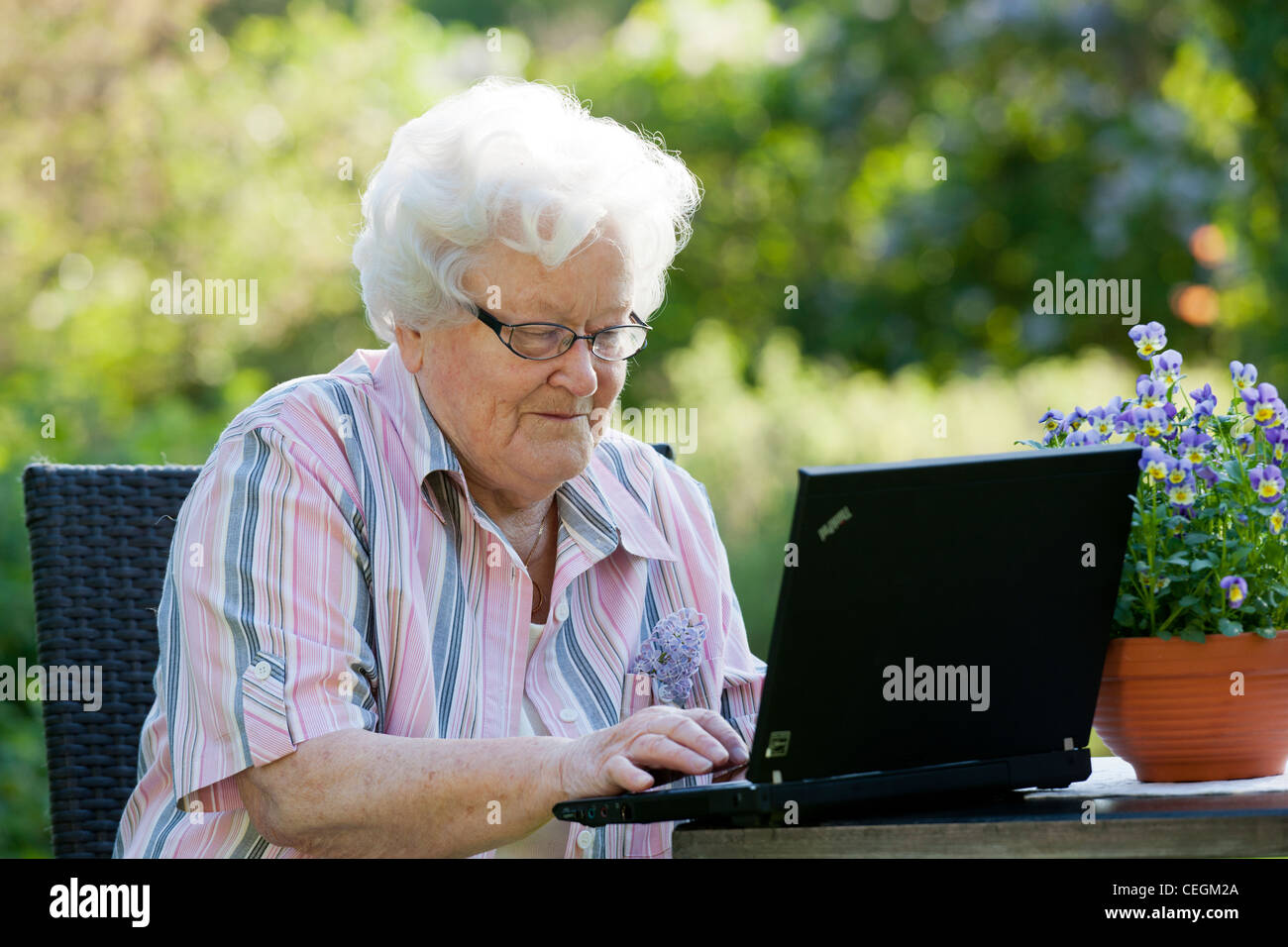 Vecchia donna con un lap top Foto Stock