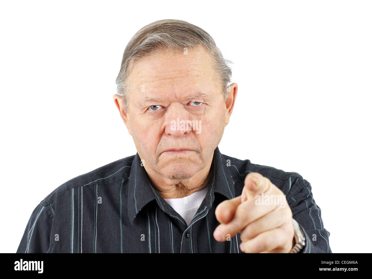 Burbero arrabbiato senior o vecchio uomo puntando il dito verso la telecamera con una grande tristezza sul suo volto, colpevolizzare o di avviso. Foto Stock