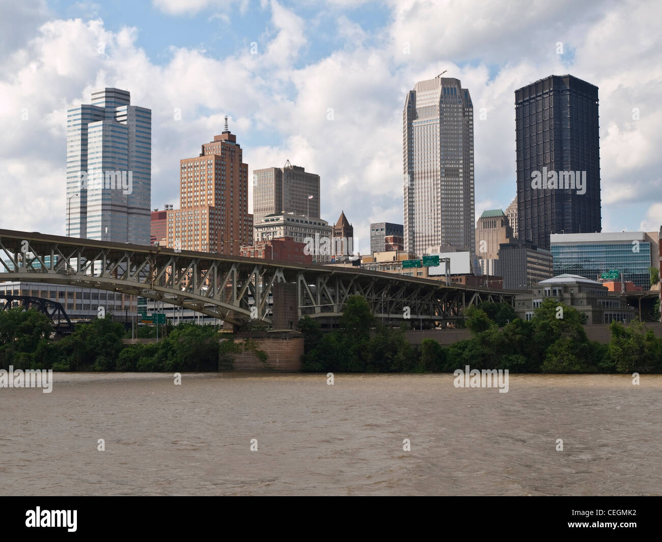 Pittsburgh Pennsylvania riverfront downtown cityscape antenna. Foto Stock