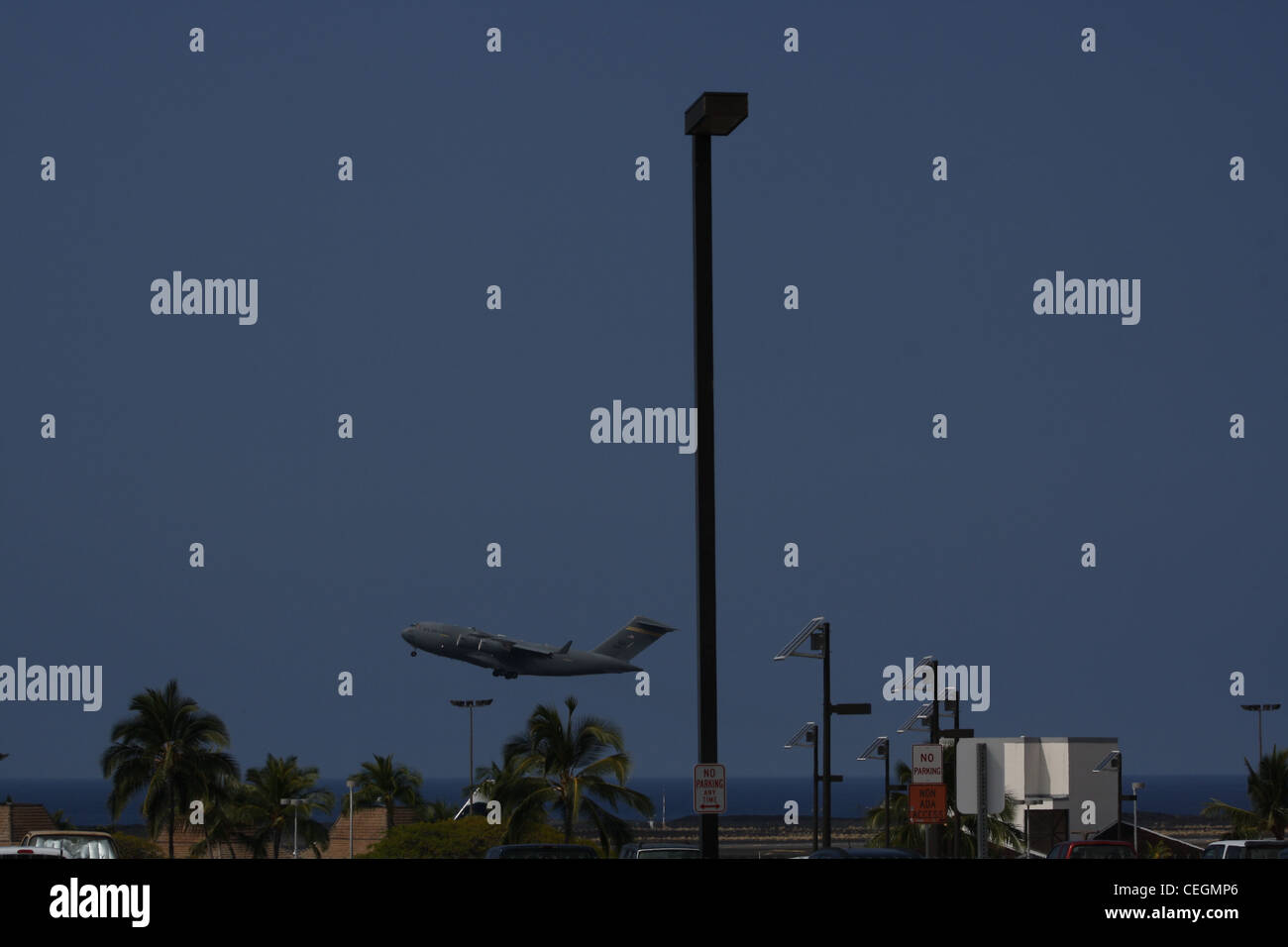 Boeing C-17 militari di Kailua Kona Airport Touch & Go Foto Stock