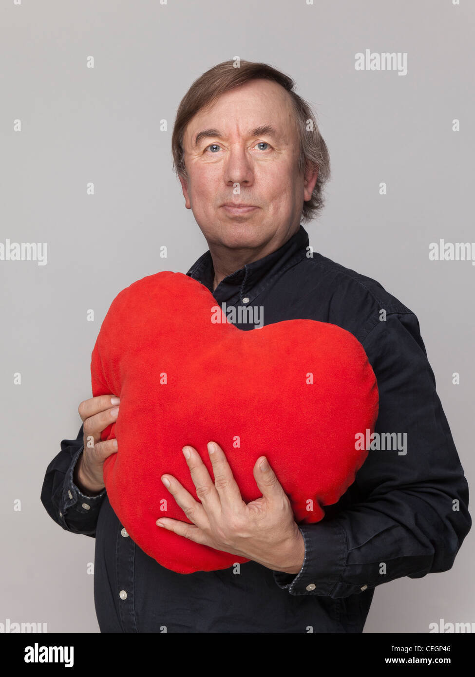 Self-portrait il giorno di San Valentino con un grande cuore rosso, con amore.. Foto Stock