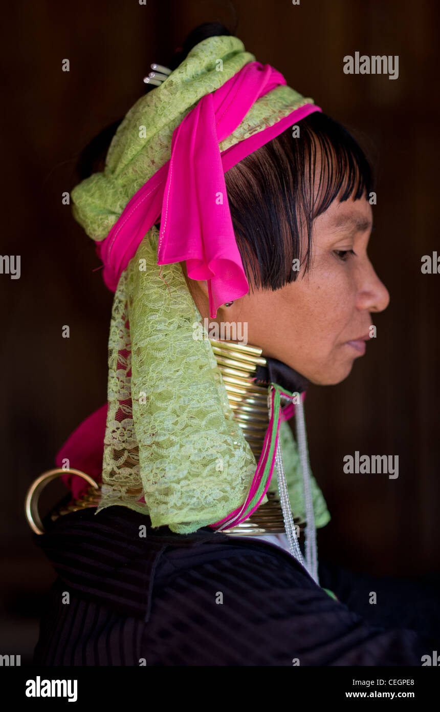 Ritratto di una donna, lungo collo tribù, a nord della Thailandia Foto Stock
