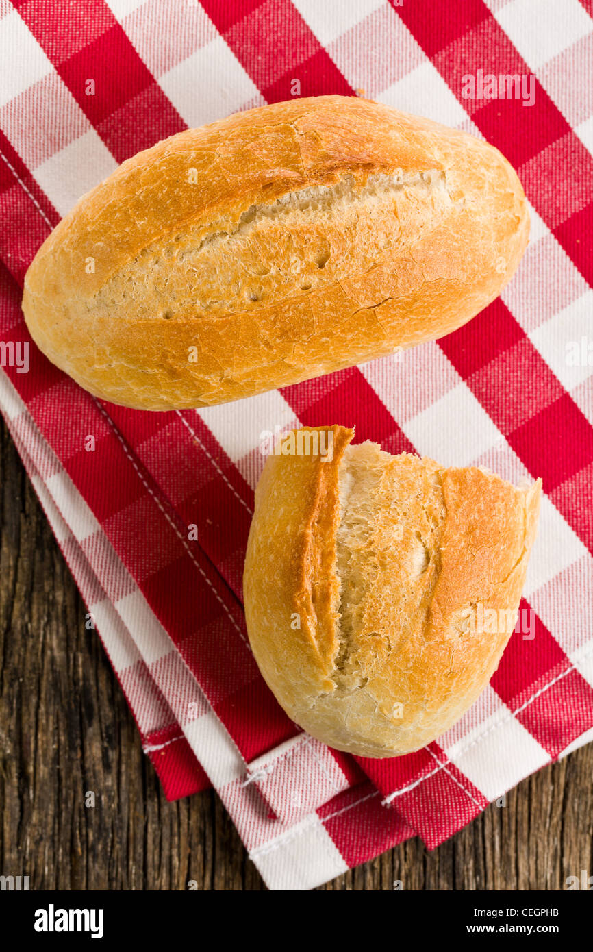 Il bun su rosso e bianco tovagliolo a scacchi Foto Stock