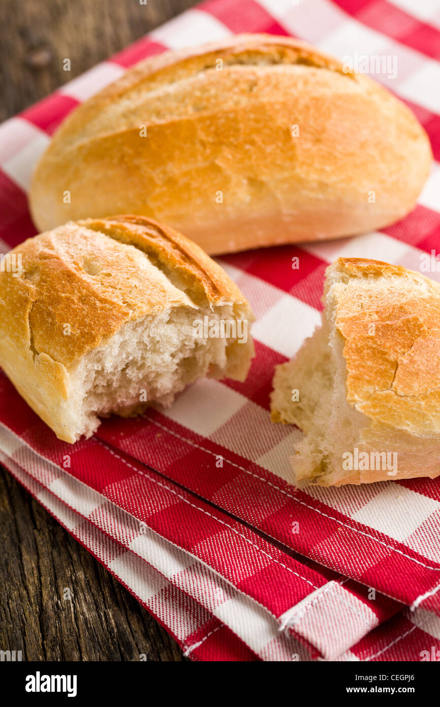 Il bun su rosso e bianco tovagliolo a scacchi Foto Stock