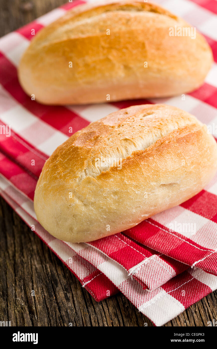Il bun su rosso e bianco tovagliolo a scacchi Foto Stock