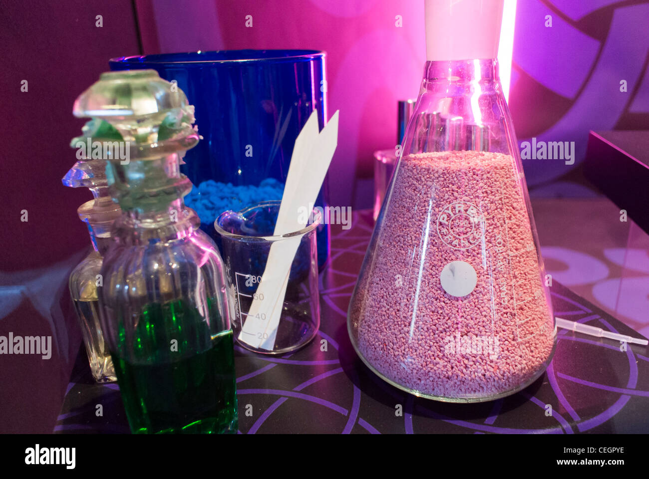 Parigi, Francia, industria francese dei profumi, in mostra (in Ufficio del Ministro della Cultura) bottiglie profumate, parfumeur, Parigi scienza Foto Stock