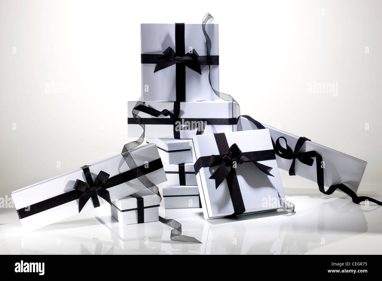 Ancora un colpo di vita di diverse confezioni regalo legato con nastro nero Foto Stock