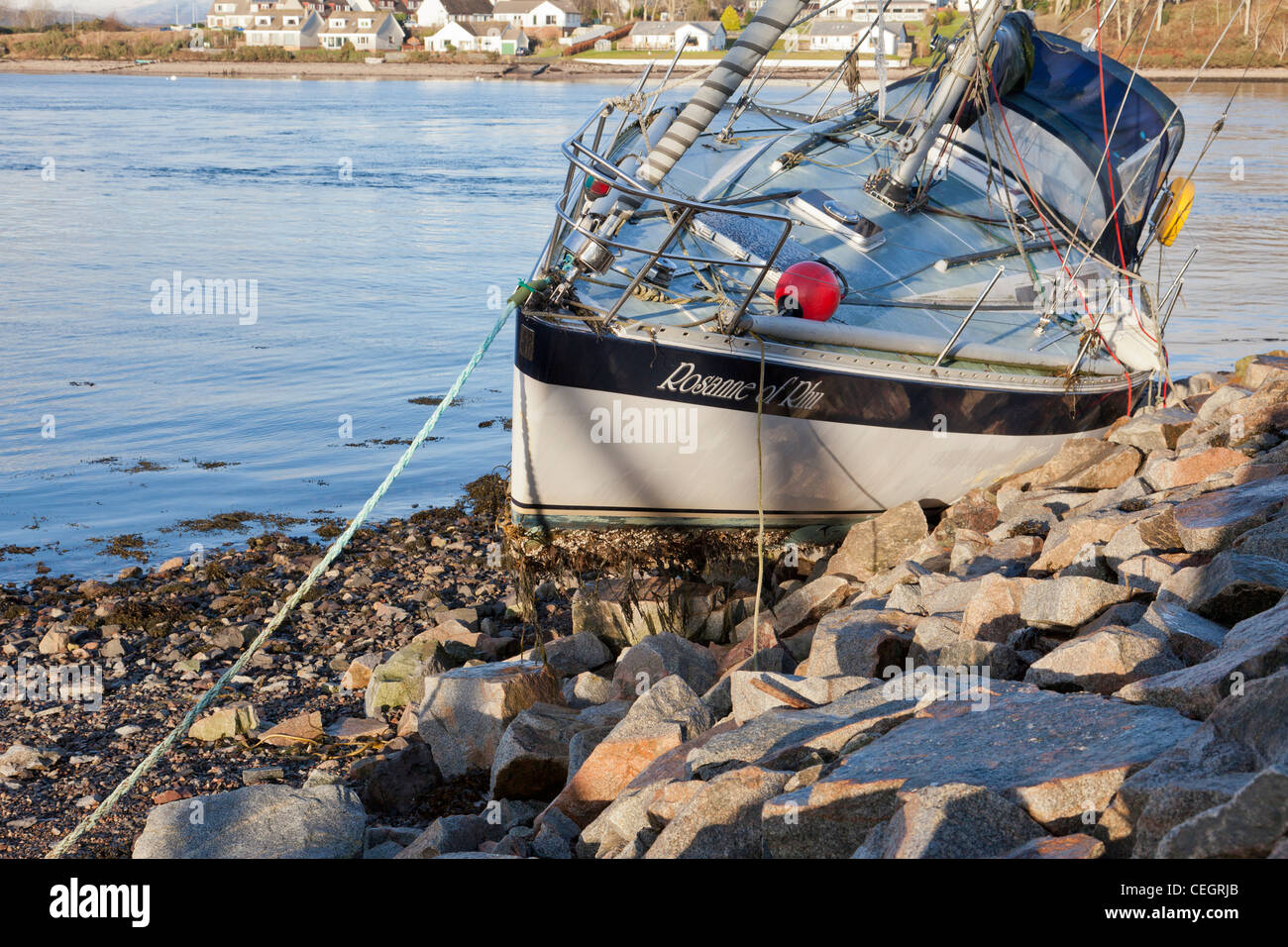 Yacht a sinistra su rocce dopo le tempeste invernali Foto Stock