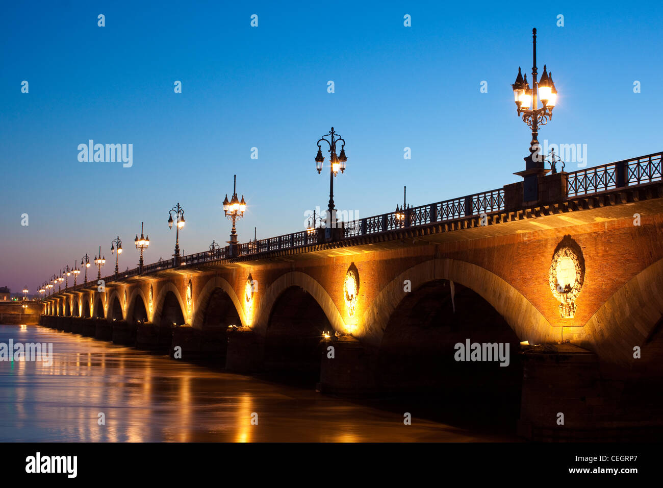 Pont de Pierre ponte che attraversa la Garonna, Bordeaux, Francia. Foto Stock