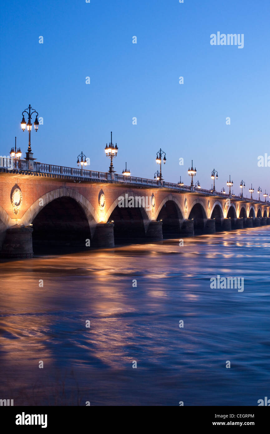 Pont de Pierre ponte che attraversa la Garonna, Bordeaux, Francia. Foto Stock