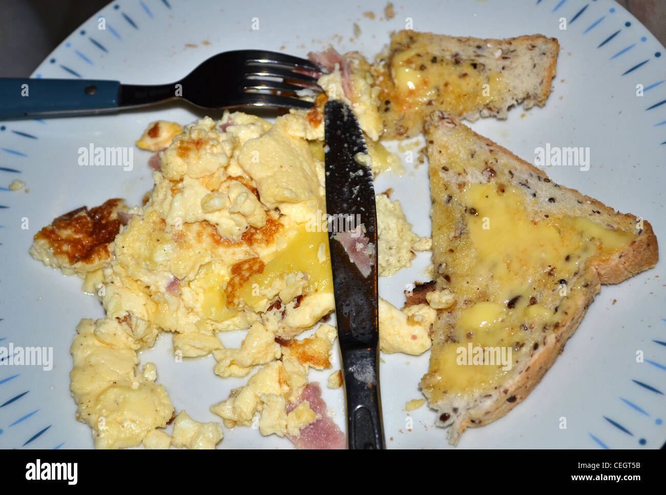 Mangiare la frittata con toast uova strapazzate Foto Stock