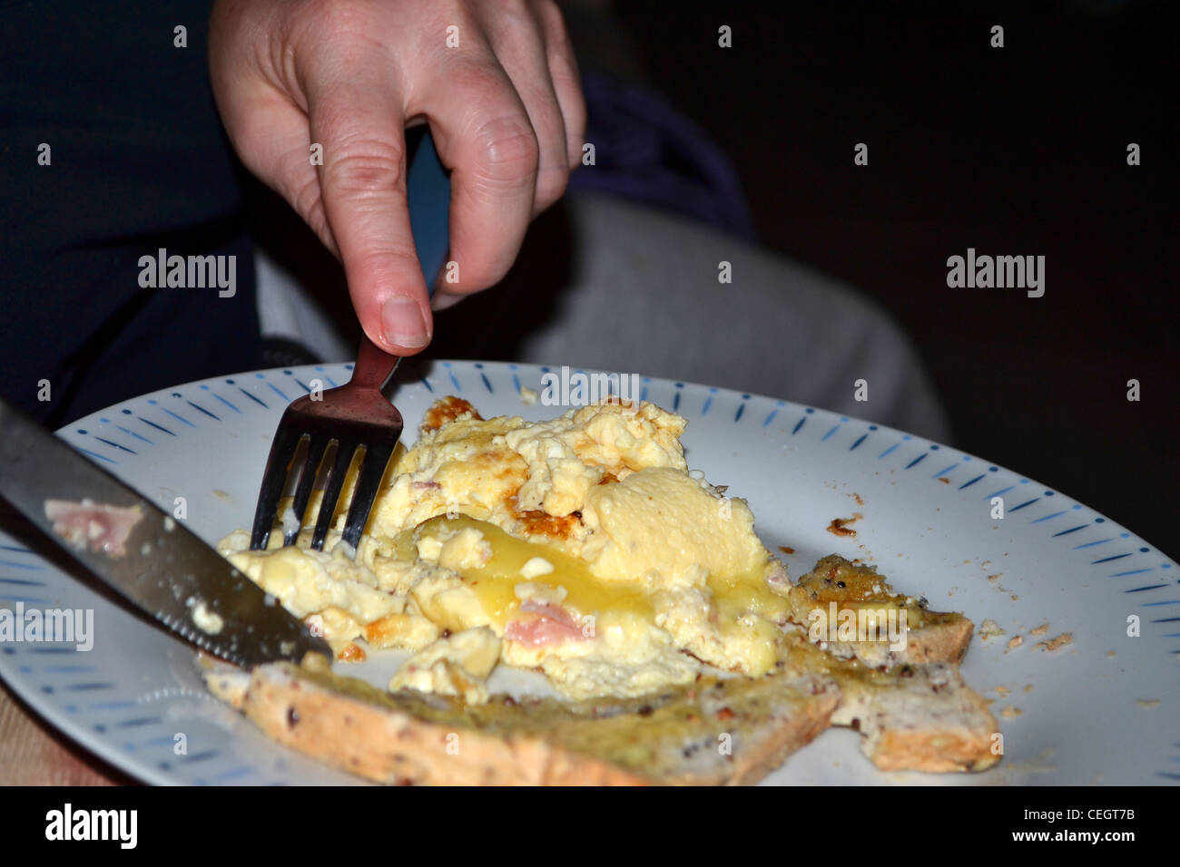 Mangiare la frittata con toast uova strapazzate Foto Stock