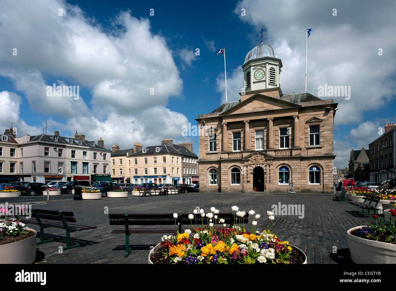 Il Municipio e la piazza del mercato, a Kelso, Scottish Borders, Scozia Foto Stock