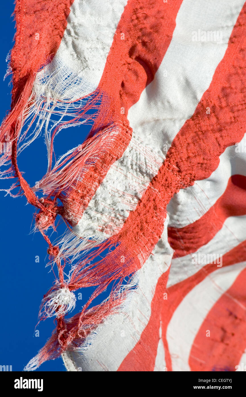 Strappata bandiera americana e cielo blu Foto Stock