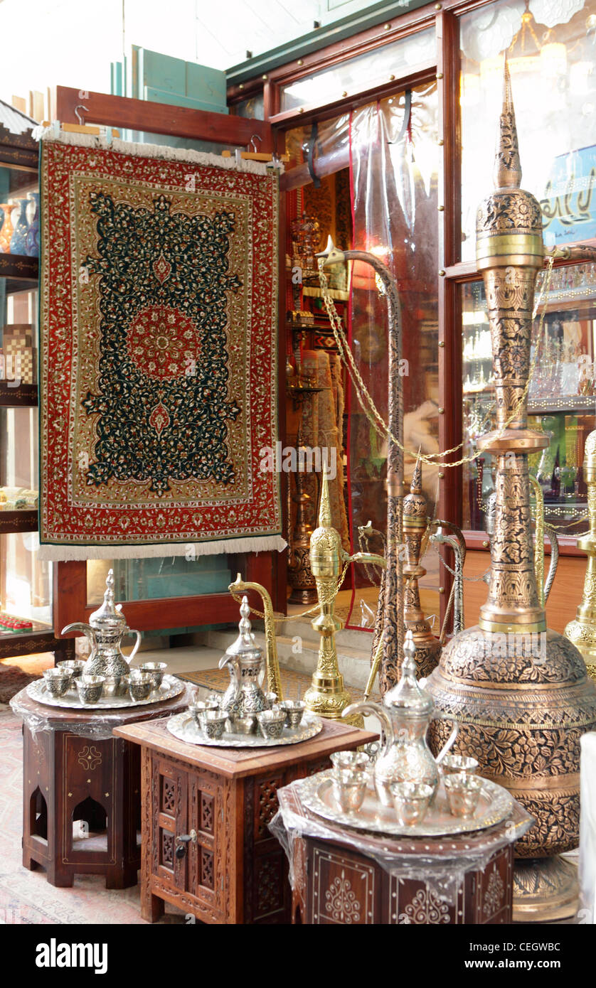 Un negozio display del metallo tradizionale caffè ornamentali vasi e tavoli intarsiati in arcade nel Souq Waqif, Doha, Qatar Foto Stock