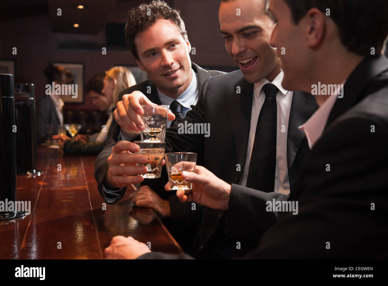 Tre uomini di affari di bere al bar Foto Stock