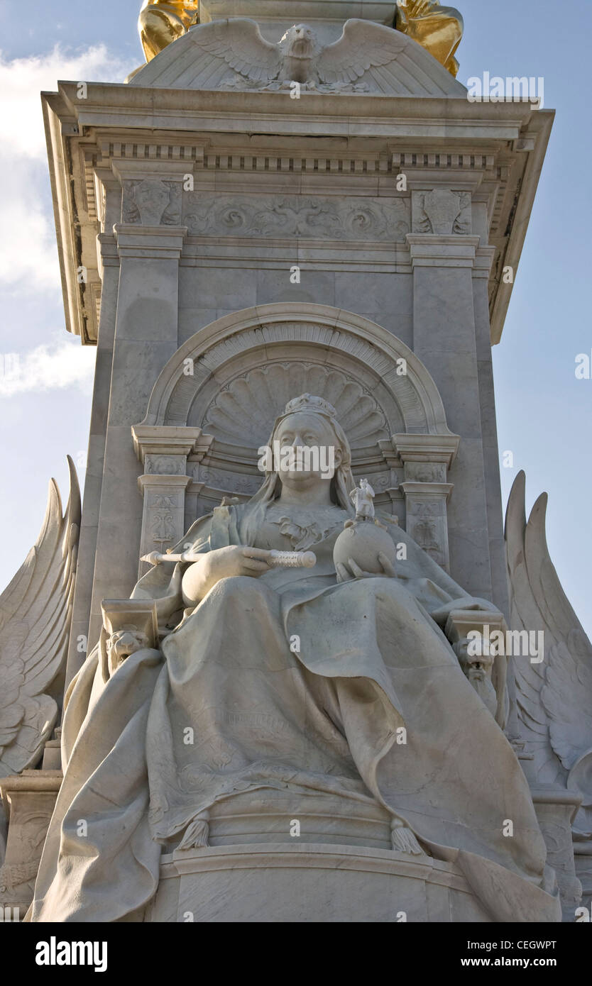 Il marmo bianco di Carrara grado 1 elencati Queen Victoria Memorial scolpita da Sir Thomas Brock Queen's Gardens Londra Inghilterra Europa Foto Stock