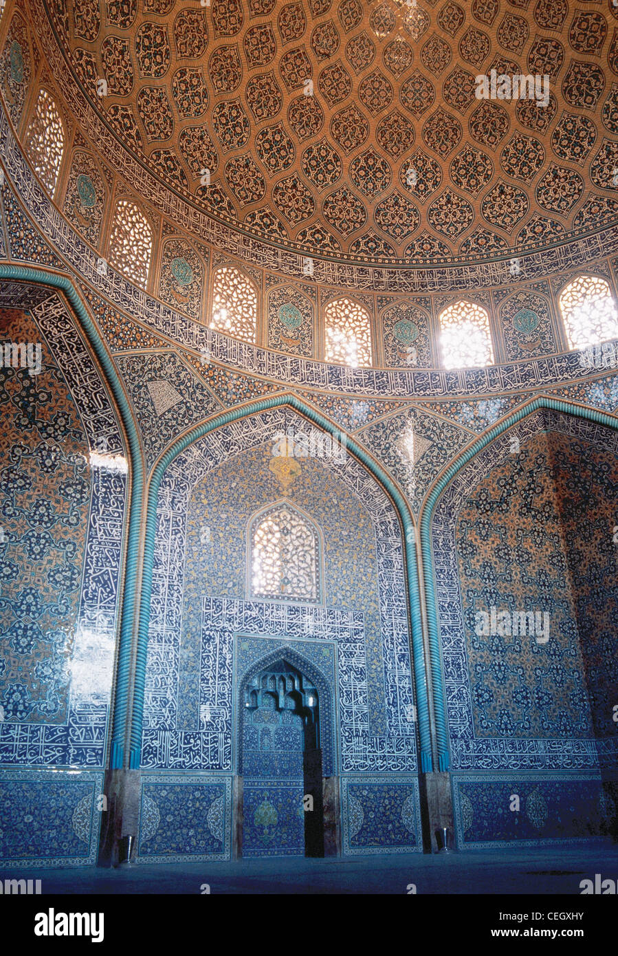 Sheikh Lotf Allah moschea. Mirhab e cupola della sala di preghiera. Isfahan. Repubblica islamica di Iran. Foto Stock