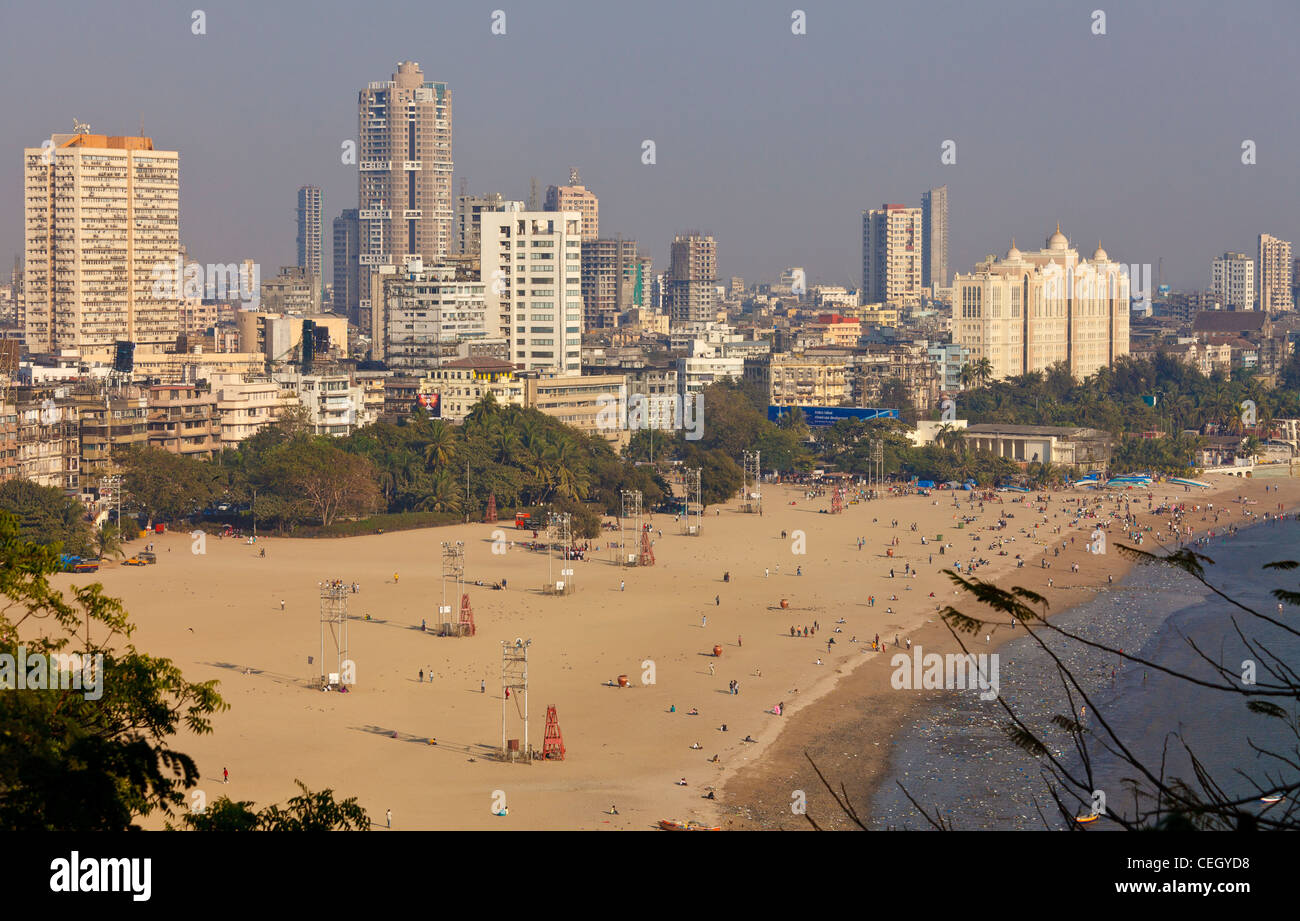 Chowpatty Beach, Bombay Mumbai con Marine Drive Skyline Foto Stock