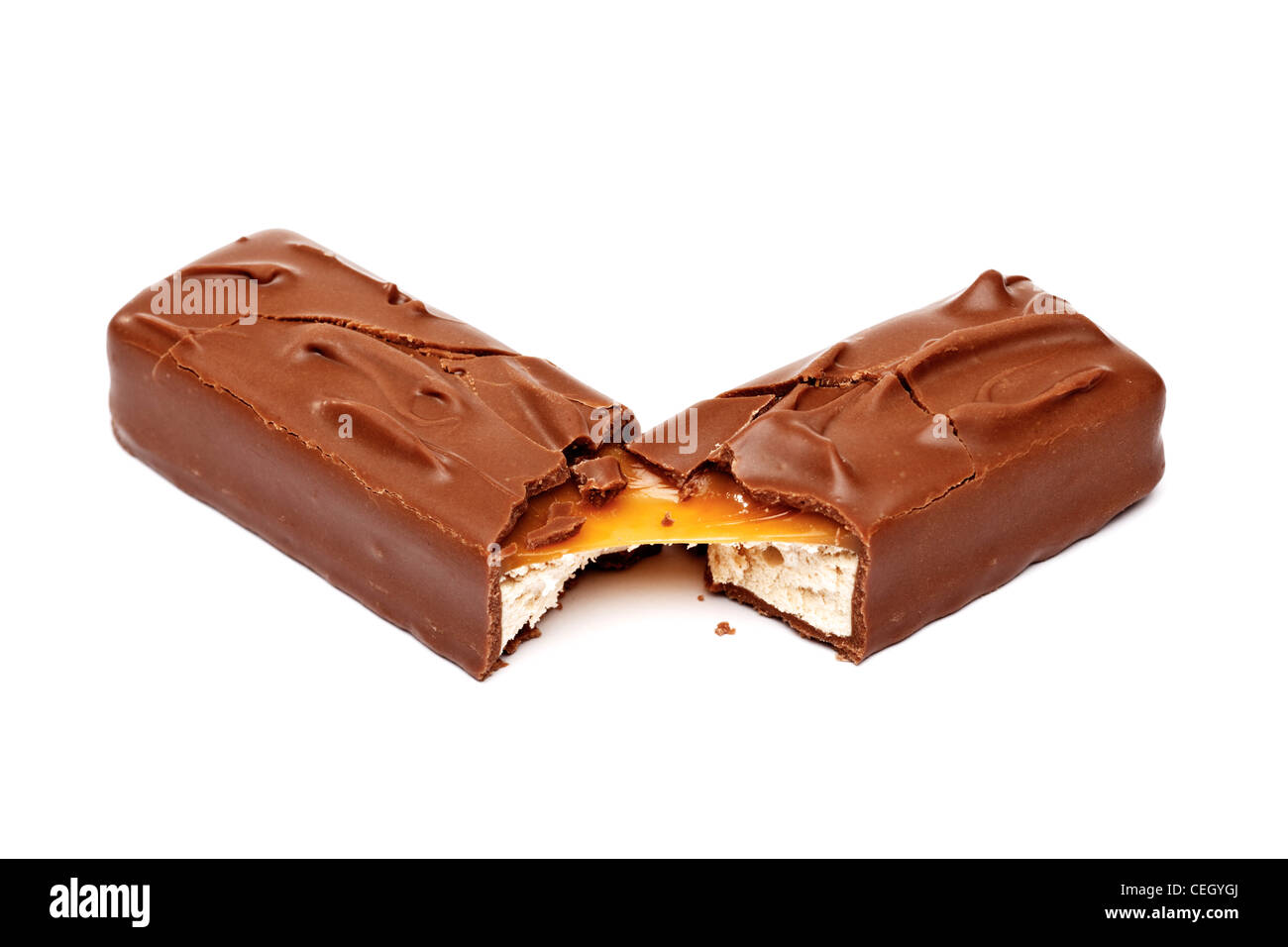 Mars bar rotto apra su sfondo bianco Foto Stock