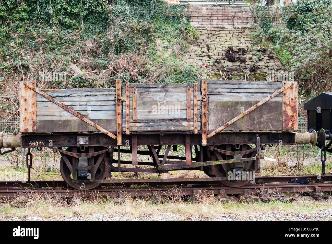 I binari ferroviari e vecchi carri merci Foto Stock