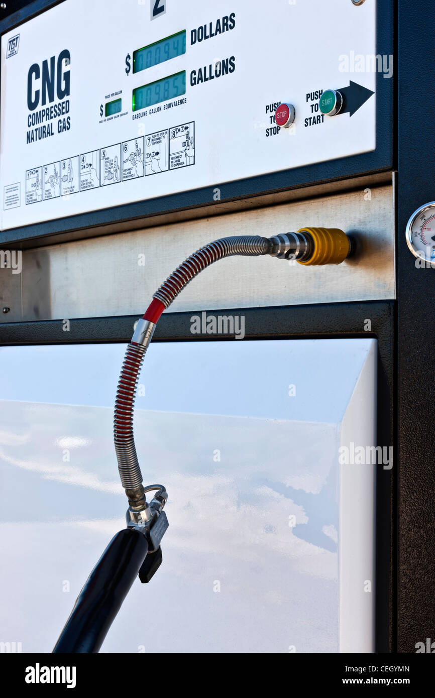 Gas naturale compresso ugello carburante in corrispondenza della pompa. Foto Stock