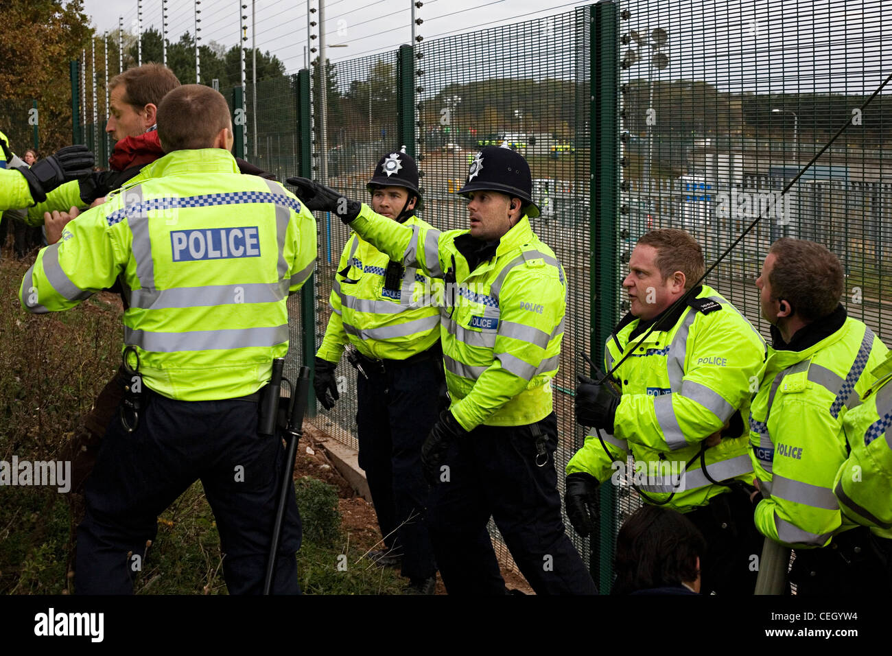 Arresto attivista per scalare il muro di sicurezza a Ratcliffe su Soar Power Station in picchiata del clima Foto Stock