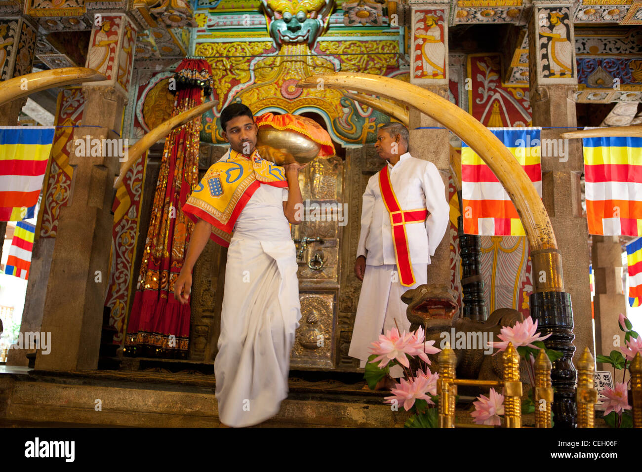 Persone dente santuario puja Tempio del Sacro Dente reliquia Kandy Sri Lanka asia Foto Stock