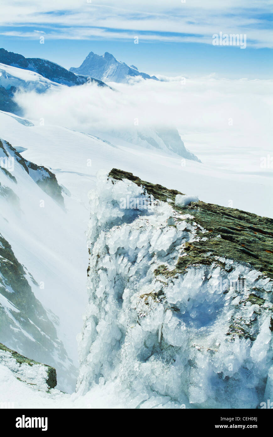 Coperte di ghiaccio rocce alla sommità del Jungfraujoch sopra il ghiacciaio Jungfraufirn Oberland Bernese Svizzera Europa Foto Stock