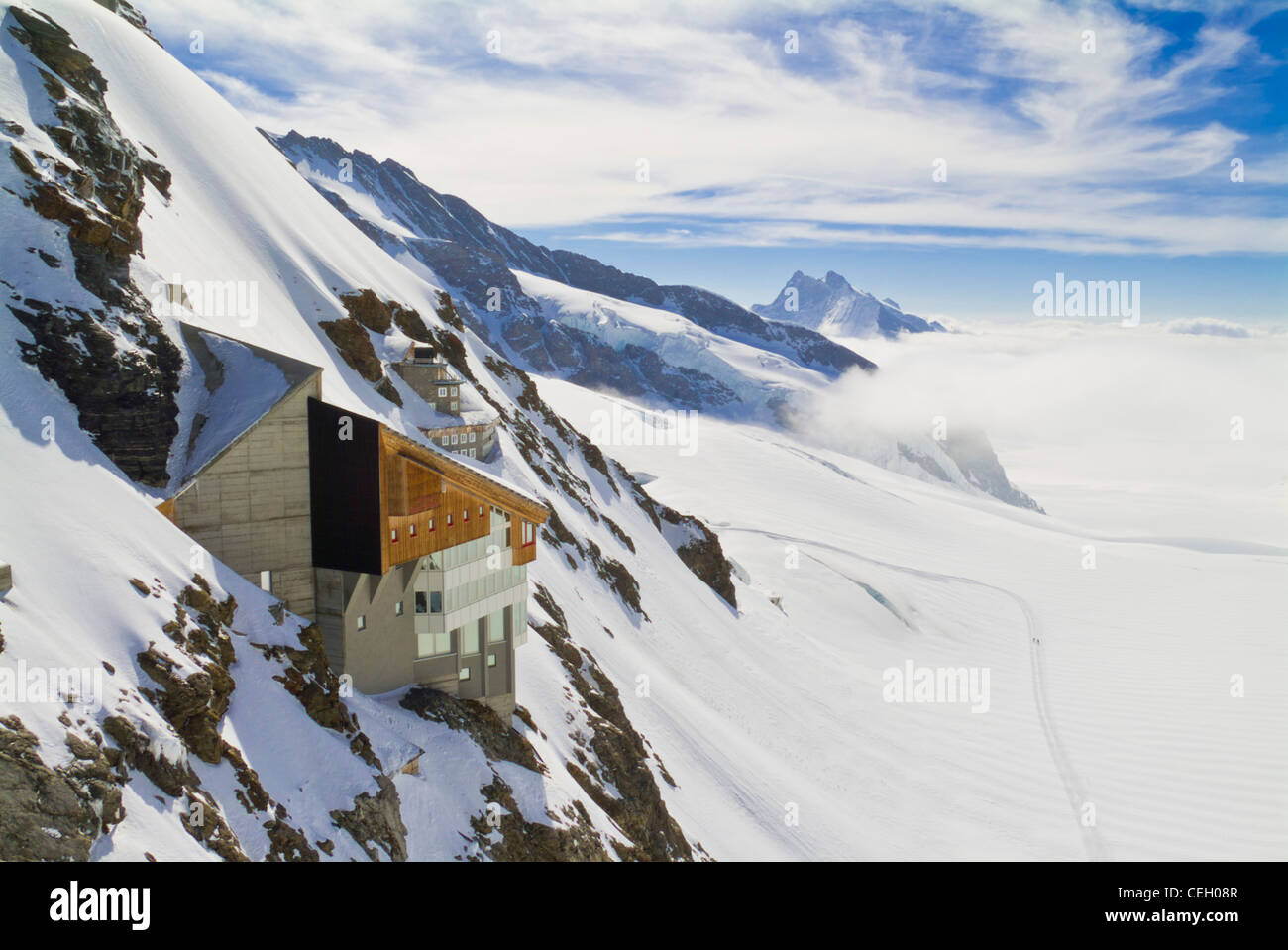 Il ghiacciaio Jungfraufirn sotto la stazione meteo a Jungfraujoch Oberland Bernese Svizzera Europa Foto Stock