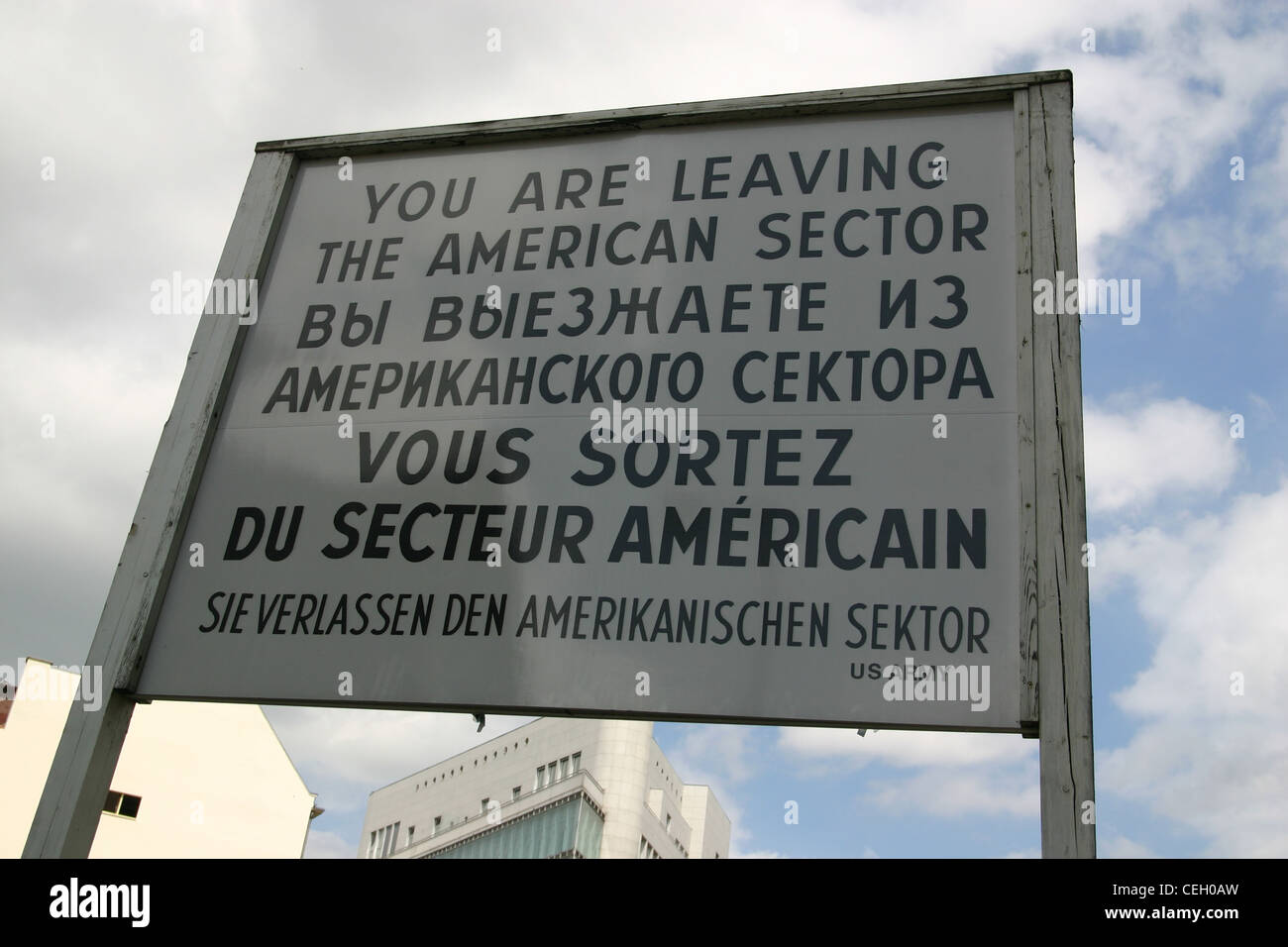 Il Checkpoint Charlie (o 'Checkpoint c' era il nome dato dagli Alleati occidentali per i più noti del muro di Berlino in punto di incrocio Foto Stock