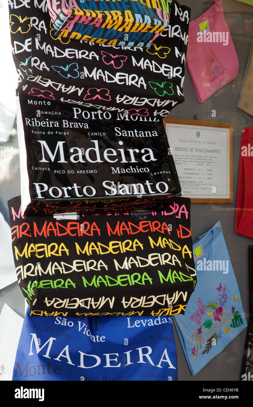 "Borse per la vita"   souvenir di Madeira appesi fuori dal negozio turistico portoghese, Funchal, Madeira Foto Stock
