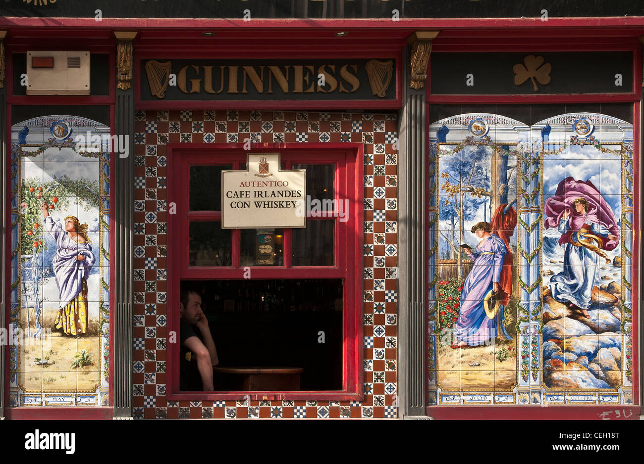 Uno di Madrid in piastrelle tradizionali taverne e bar di tapas. A sud di Plaza Mayor, Madrid. Spagna Foto Stock