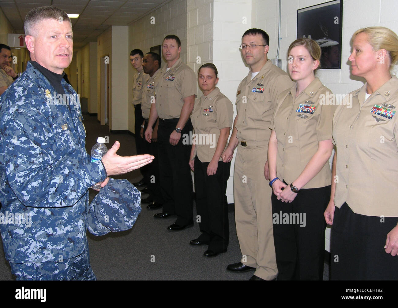 Il Direttore ufficiale della Marina Rick D. West parla con gli studenti che frequentano un corso di formazione per istruttori di viaggio presso il Centro per lo sviluppo personale e professionale Dam Neck del sito di apprendimento. Foto Stock