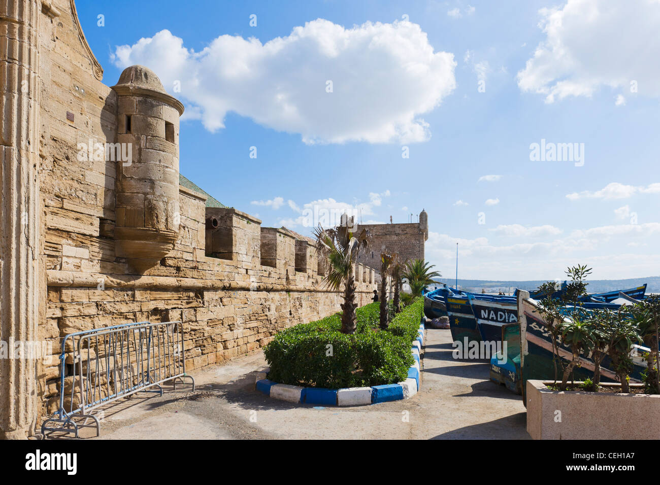 Bastioni attorno alla parete della città vecchia al porto, Essaouira, Marocco, Africa del Nord Foto Stock