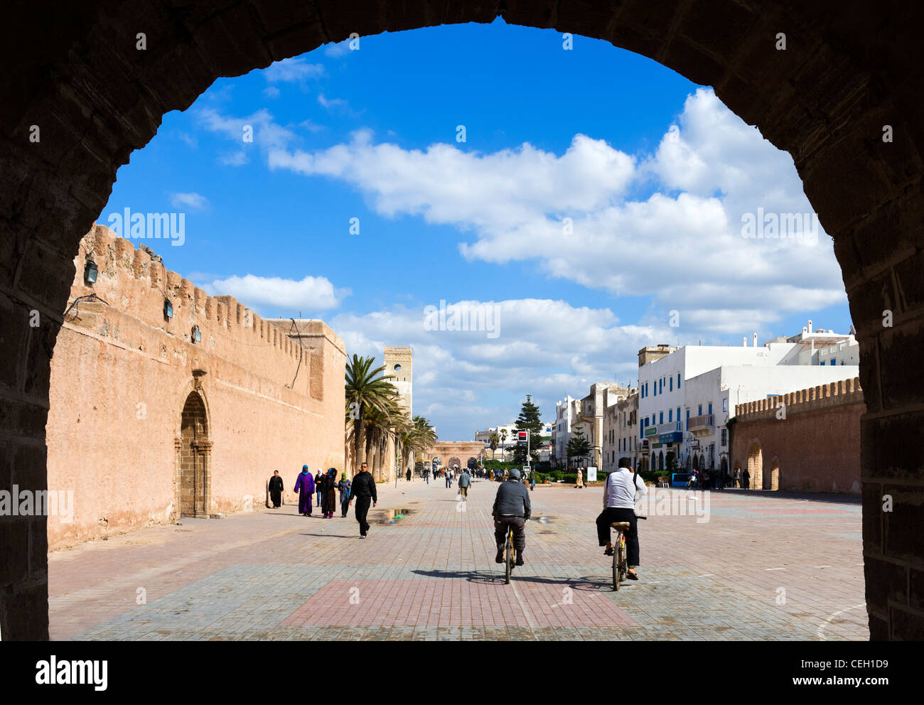 Visualizza in basso Avenue Oqba Ibn Nafi verso la Medina di Essaouira, Marocco, Africa del Nord Foto Stock