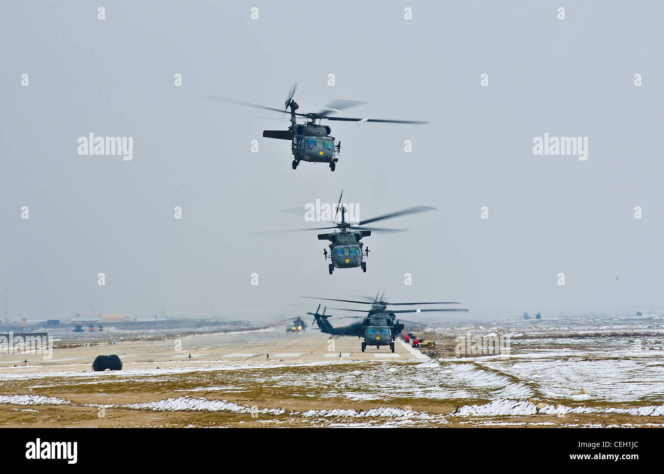 UH-60 Black Hawk elicotteri dal 1° aria brigata di cavalleria, 1a divisione di cavalleria, discostarsi dalla linea di volo qui, Feb. 13. Il primo aereo brigata di cavalleria è attualmente in carica degli Stati Uniti per tutte le operazioni aeronautiche in del comando regionale del Nord e sta fornendo supporto antenna per la coalizione di forze di terra. Foto Stock