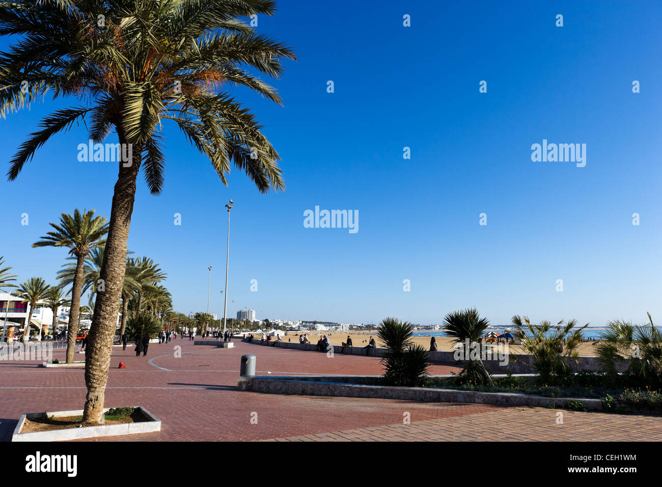 La spiaggia e la passeggiata fuori dall'Agadir Marina, Agadir, Marocco, Africa del Nord Foto Stock