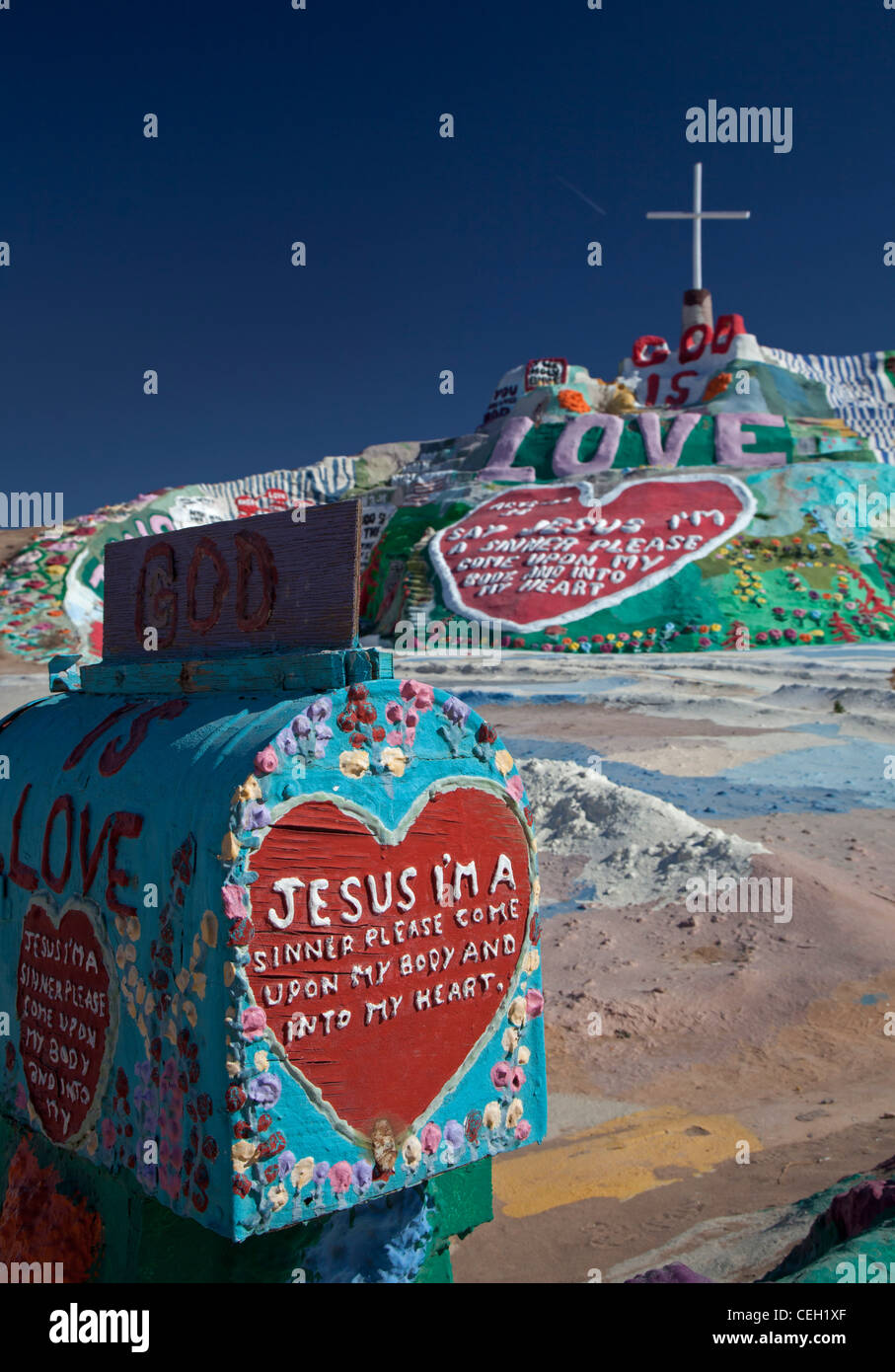 Niland, California - la salvezza di montagna, un deserto collina ricoperta con messaggi di natura religiosa, creato da Leonard Knight. Foto Stock
